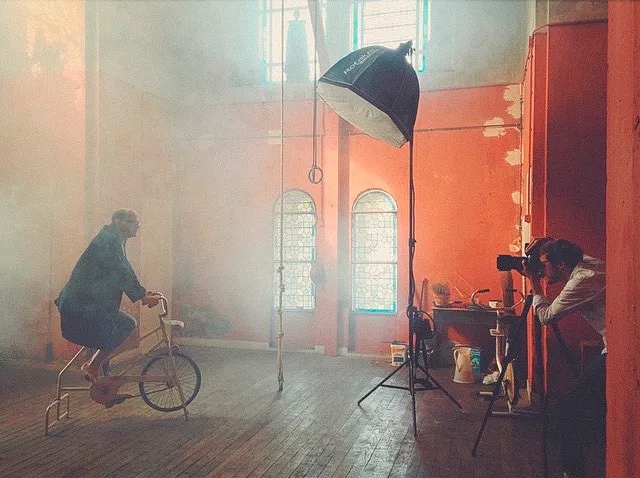 Behind the scenes: I photograph Laurent on the exercise bike under a softbox in the red hall.