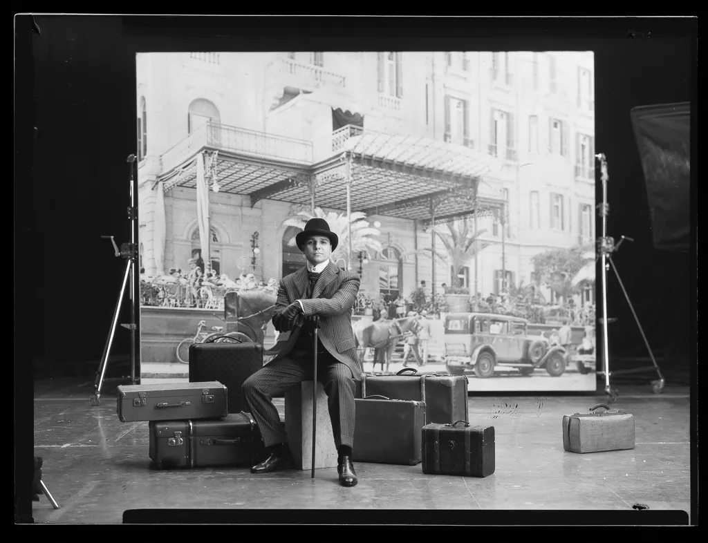The red-filter frame of the front cover, in black and white.