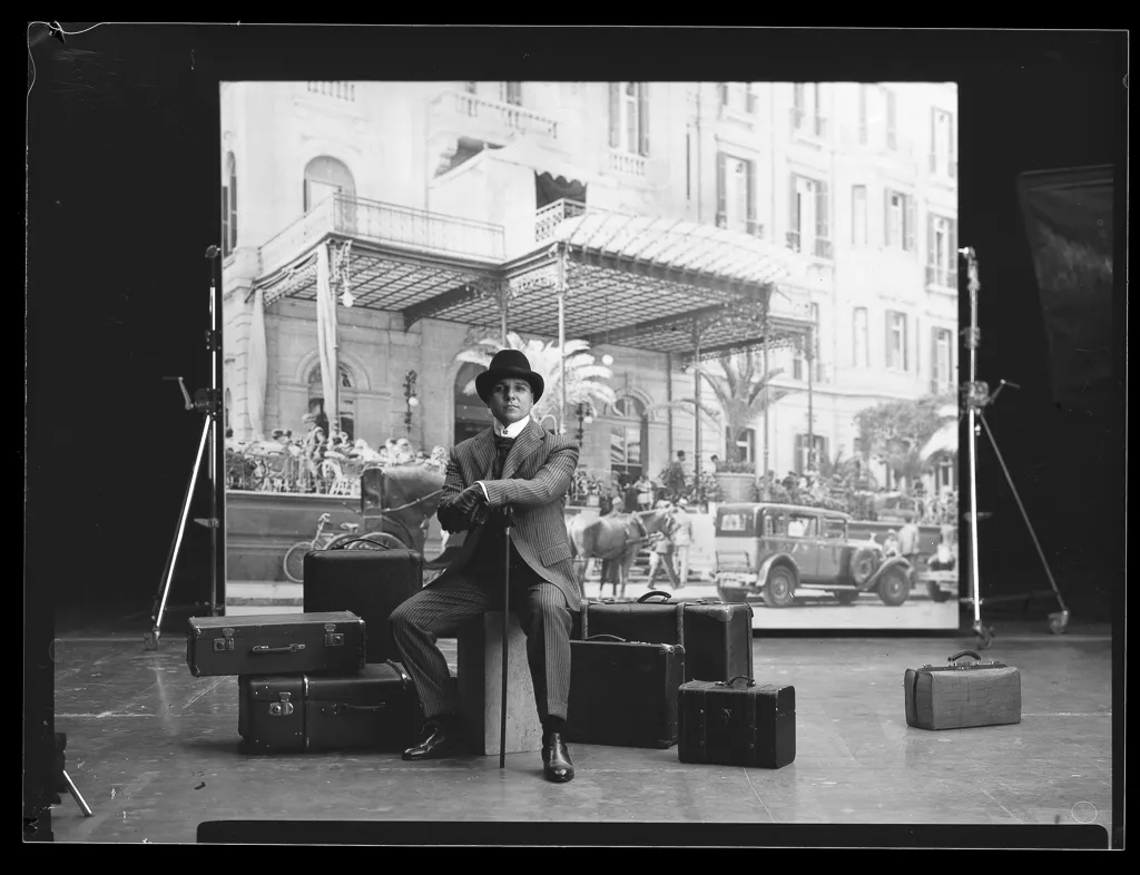 The green-filter frame of the front cover, in black and white.