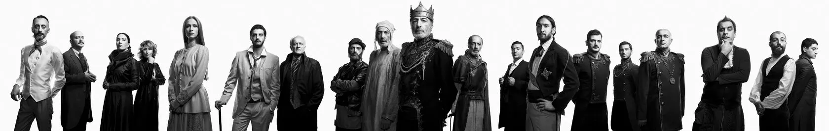 The epic panorama: the whole King Lear cast standing in one long line.